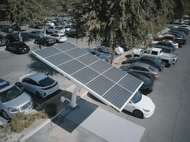 cuantas placas solares necesito para cargar un coche eléctrico